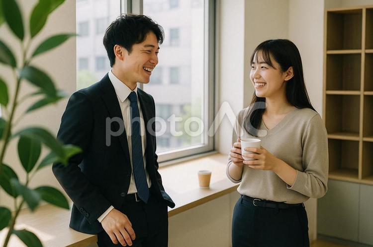 若手社員同士が気軽に会話するシーン 職場,リフレッシュルーム,先輩後輩の写真素材