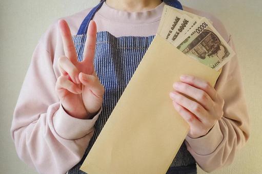 封筒のお金を持って喜ぶ主婦2 封筒,お金,金の写真素材