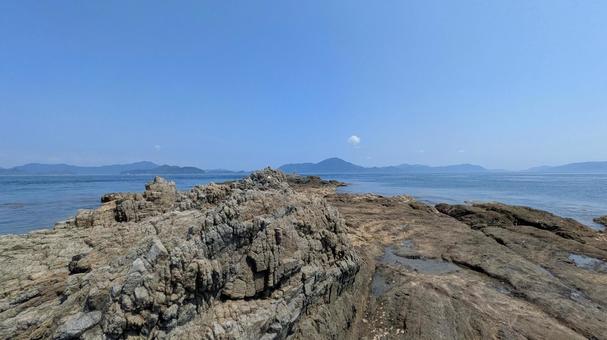 岩と砂浜が織りなす海岸線-11 岩と砂浜が織りなす海岸線-11 大角海浜公園,今治市,瀬戸内海の写真素材