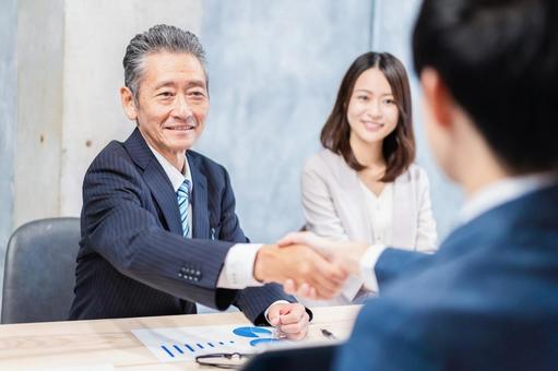 オフィスで会議をするビジネスパーソン オフィスで会議をするビジネスパーソン pc,コピースペース,新入社員の写真素材