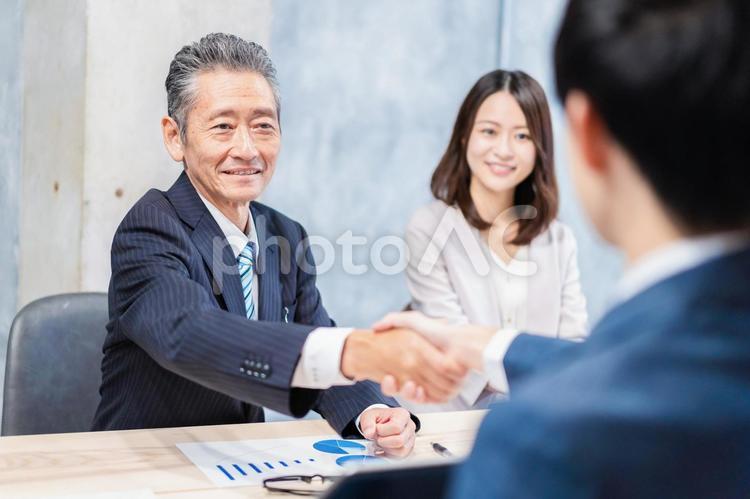 オフィスで会議をするビジネスパーソン pc,コピースペース,新入社員の写真素材