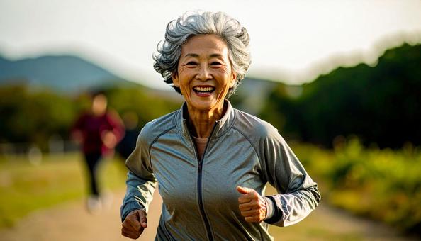 全力ダッシュする日本人シニア女性 全力ダッシュする日本人シニア女性の写真