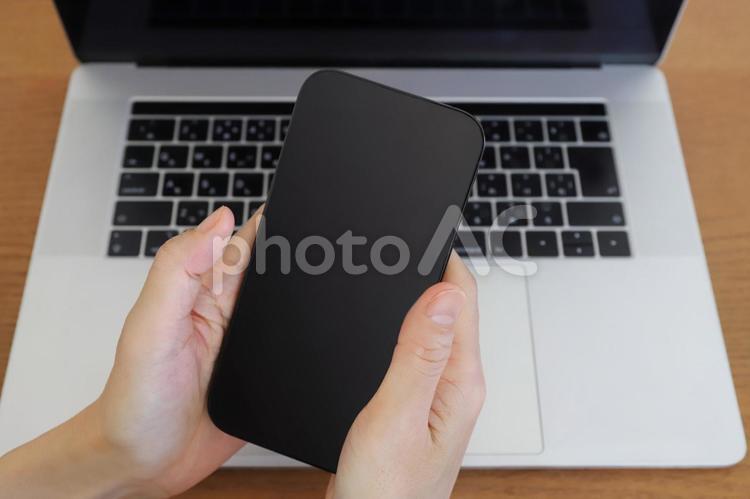 スマホとパソコン　リモートイメージ スマートフォン,パソコン,リモートの写真素材