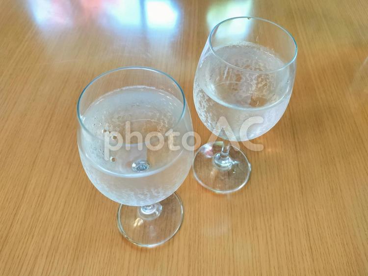 脚付きグラスで飲む二杯の飲料水 脚付きグラス,水,飲料水の写真素材