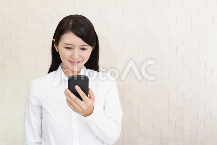 スマートフォンを持つ笑顔の女性 女性,スマートフォン,女の写真素材