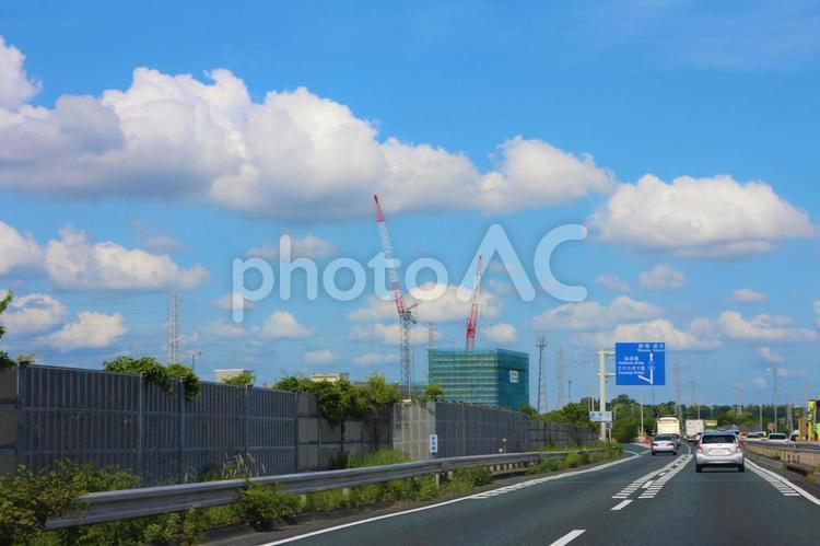クレーンのある風景　道路　雲 クレーン,重機,２機の写真素材