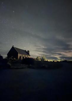 善き羊飼いの教会 善き羊飼いの教会 星,夜景,教会の写真素材