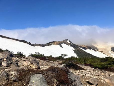 残雪の安達太良山へ登山19 残雪の安達太良山へ登山19 安達太良山,登山,トレッキングの写真素材