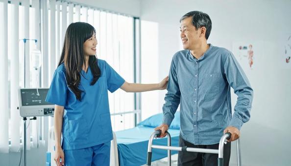 リハビリする患者と理学療法士 リハビリする患者と理学療法士の写真