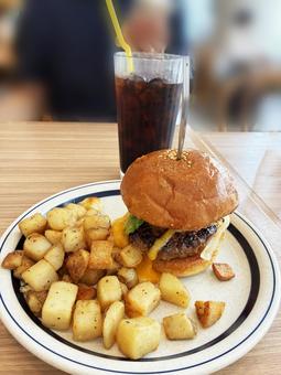 ハンバーガーとポテトとコーラ ハンバーガーとポテトとコーラ ハンバーガー,ポテト,コーラの写真素材