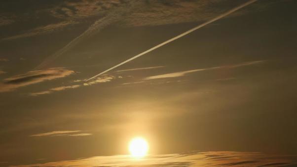 夕日と飛行機雲 夕日と飛行機雲の写真