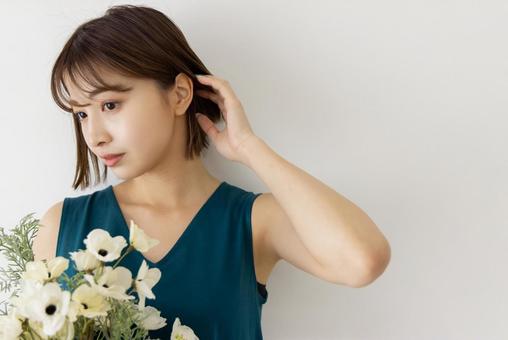花束を持つワンピースの女性 花束を持つワンピースの女性 女性,花束,花の写真素材