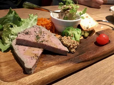 パテ・ド・カンパーニュの前菜盛り合わせ パテ・ド・カンパーニュの前菜盛り合わせ パテ,前菜,シャルキュトリーの写真素材