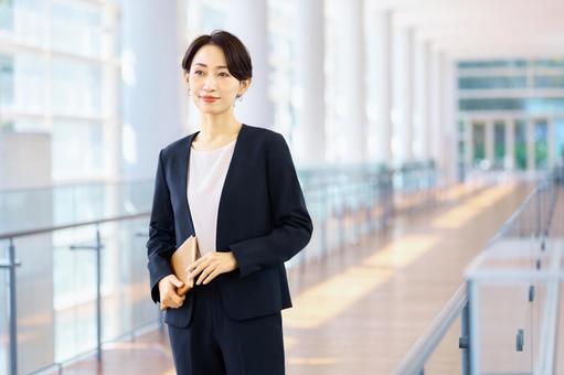 ビジネスウーマン　手帳　 歩く　通路 ビジネスウーマン,オフィス,女性の写真素材