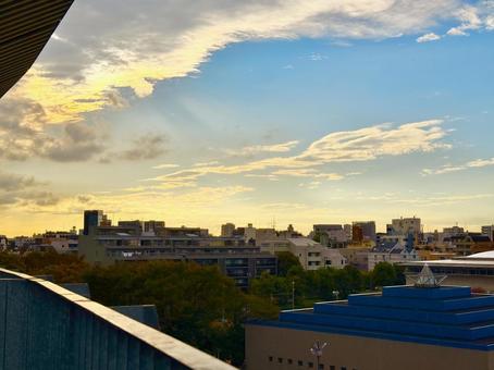 夕焼けに染まる都内の街並みの絶景 青空,空,夕焼けの写真素材