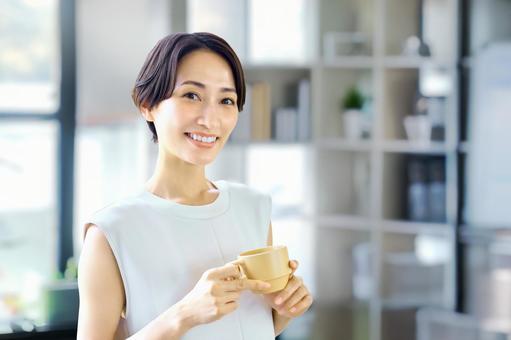コーヒーを飲む女性 ビジネス オフィス コーヒーを飲む女性 ビジネス オフィス ビジネスウーマン,飲み物,オフィスの写真素材