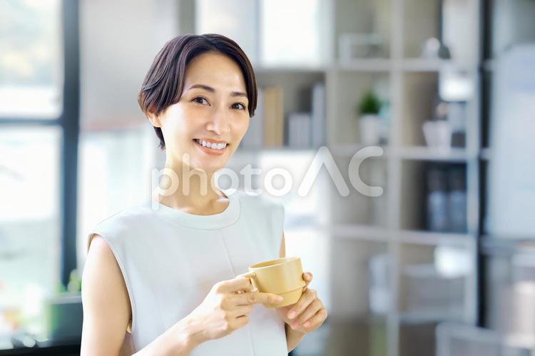 コーヒーを飲む女性　ビジネス　オフィス ビジネスウーマン,飲み物,オフィスの写真素材