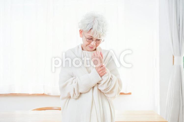 手首を気にするシニア女性 女性,高齢者,おばあちゃんの写真素材