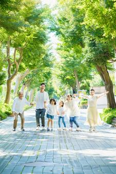 3 代家庭手牽手 3 代家庭手牽手