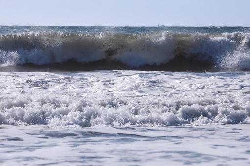 強い波が寄せる海の景色 水面,夏,風景の写真素材