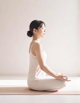 坐禅を組む女性 坐禅を組む女性の写真