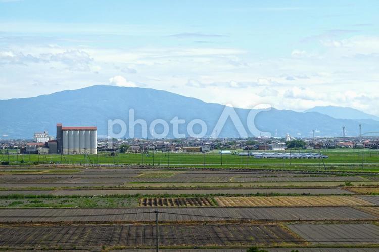 カントリーエレベーターと農場 カントリーエレベーター,農場,田畑の写真素材