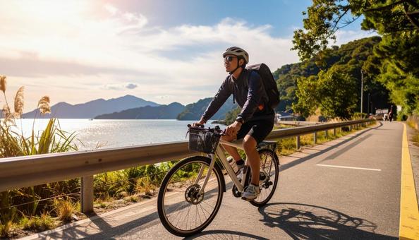 休日に海辺をサイクリングする男性 休日に海辺をサイクリングする男性の写真