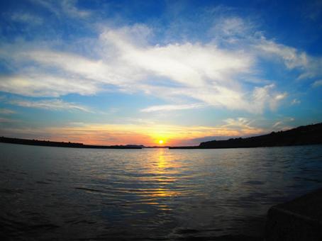 夏の海と夕焼け空 夏の海と夕焼け空の写真