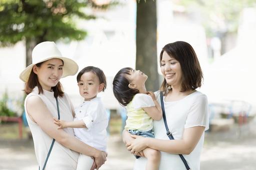 ママ友 母親 育児 ママ友 母親 育児 ママ友,公園,歩くの写真素材