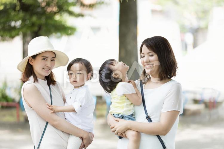 ママ友　母親　育児 ママ友,公園,歩くの写真素材