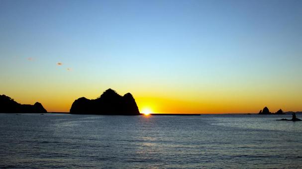 海に沈む太陽　美しいグラデーションの空　 夕日,夕焼け,海の写真素材
