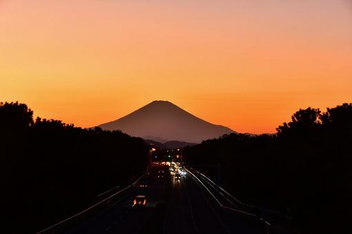 風景　夕焼け富士へ向かう１３４号線 風景,夕焼け,富士山の写真素材