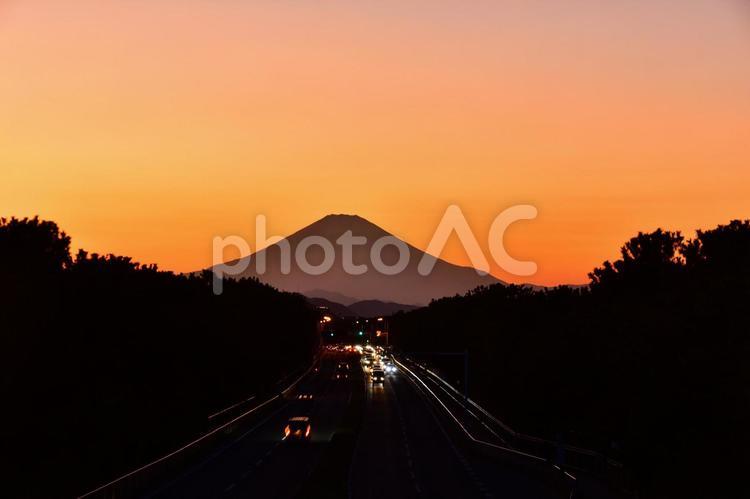 風景　夕焼け富士へ向かう１３４号線 風景,夕焼け,富士山の写真素材