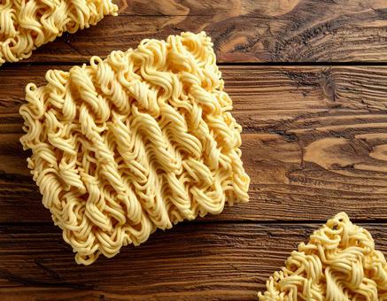 木製テーブルに置かれたインスタント麺 木製テーブルに置かれたインスタント麺の写真