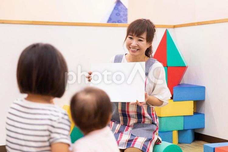 保育園／託児所／児童館／ベビーシッター 保育士,保育園,紙芝居の写真素材