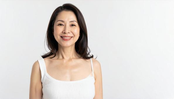 化粧品を勧めるミドルの女性 化粧品を勧めるミドルの女性の写真