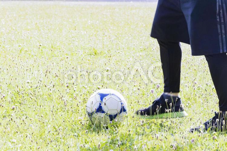 公園でサッカーをしている男性の足元 男性,スポーツ,運動の写真素材