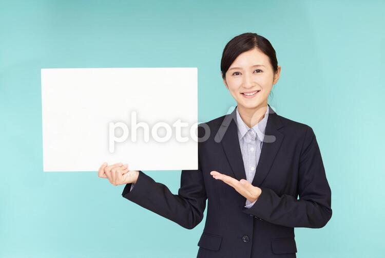 ホワイトボードを持つビジネスウーマン 女性,ビジネスウーマン,女の写真素材