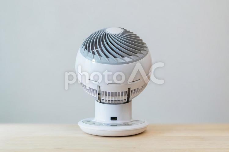 机の上に置かれたサーキュレーター サーキュレーター,ファン,送風の写真素材