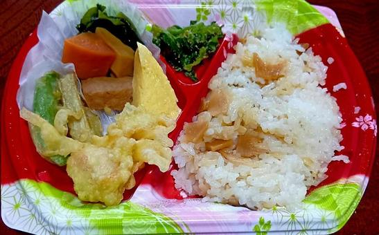 混ぜご飯と天ぷら弁当 混ぜご飯と天ぷら弁当の写真