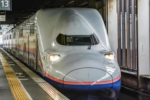 ホームに入線した上越新幹線E4系Max e4系,上越,新幹線の写真素材