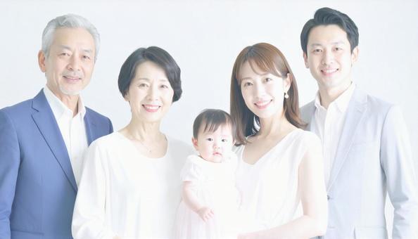 ドレスアップした三世代家族の記念写真 ドレスアップした三世代家族の記念写真の写真