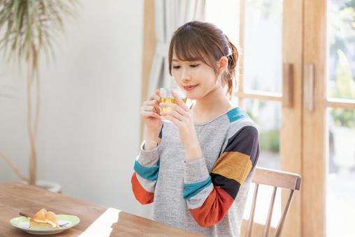 ティータイム 女性,人物,20代の写真素材