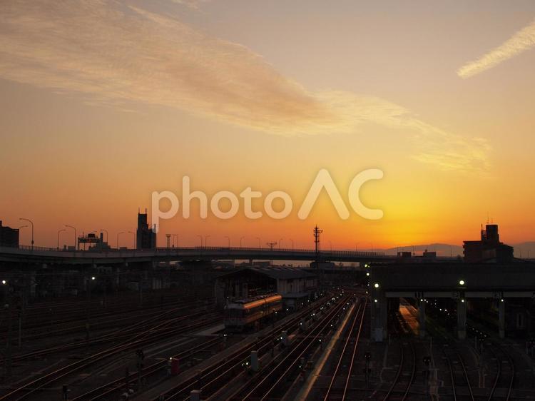夕暮れの車両基地 夕景,グラデーション,鉄道の写真素材