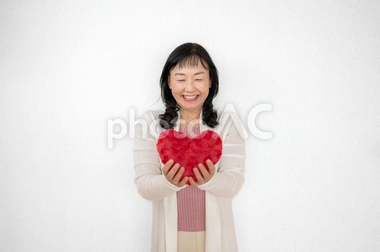 ハートを持つ中高年女性(その１２) 女性,高齢者,可愛いの写真素材