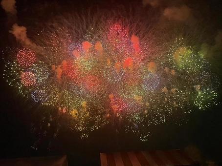 空一面の花火 空一面の花火 花火,打ち上げ花火,夜の写真素材