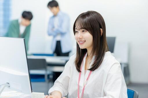 オフィスで働くビジネスウーマン ビジネスウーマン,若い女性,笑顔の写真素材