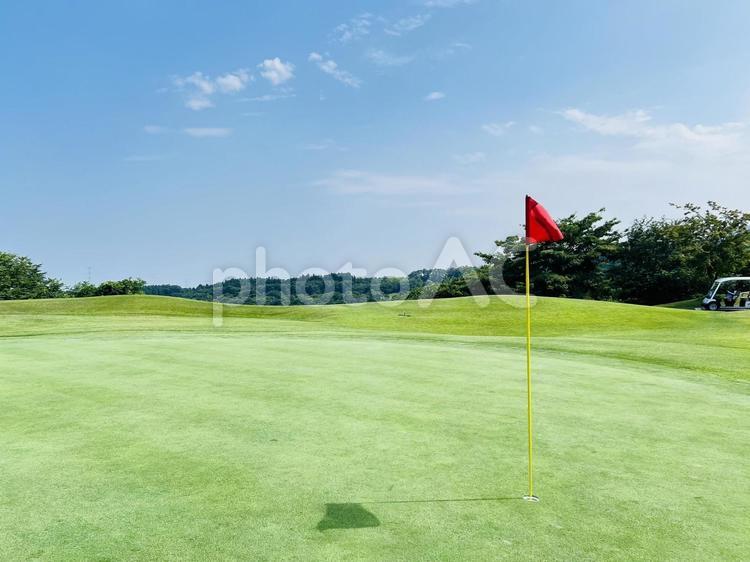 山並みを望むゴルフ場のグリーン ゴルフ場,グリーン,ゴルフの写真素材