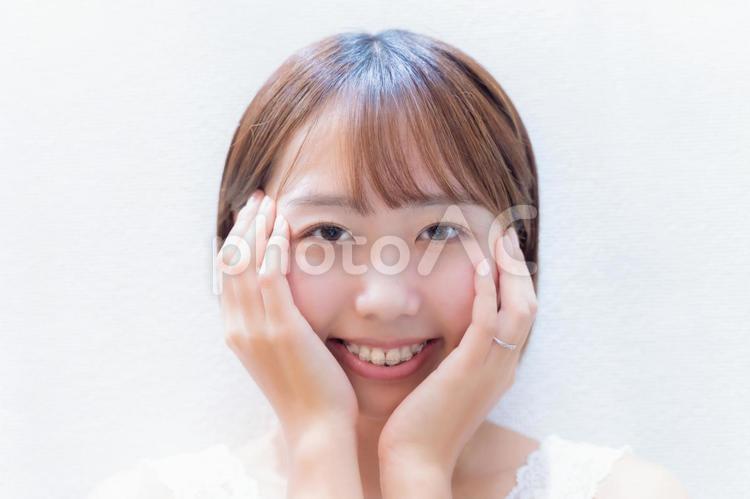 スキンケア・優しい笑顔で見つめる女性 女性,スキンケア,笑顔の写真素材