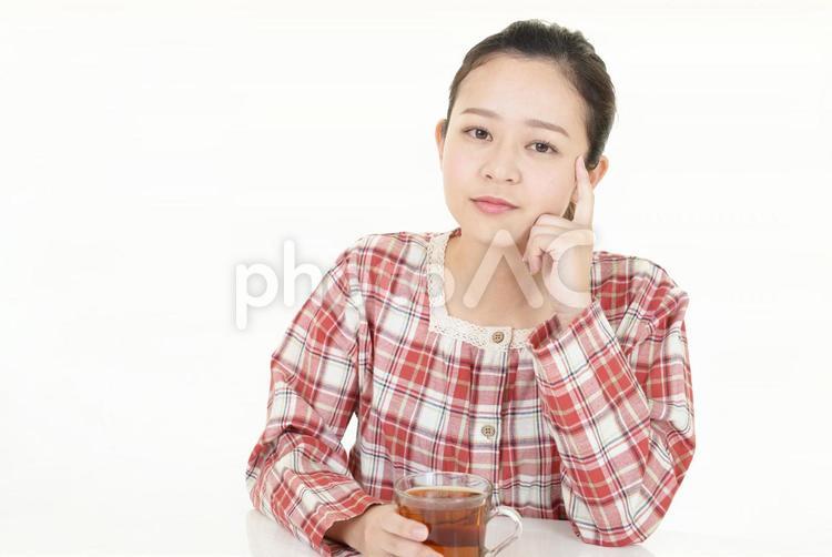 紅茶を飲むパジャマ姿の女性　　考える 女性,飲み物,朝食の写真素材